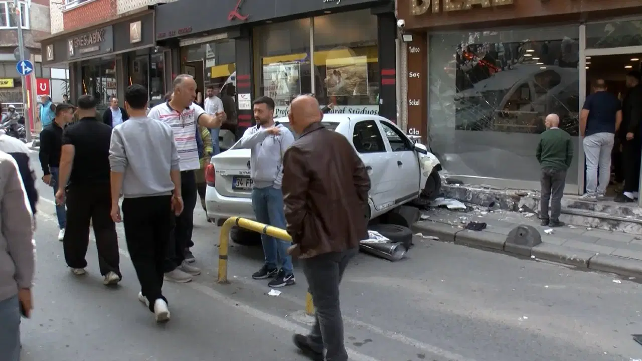 Bayrampaşa'da Trafik Kazası: Otomobilin Çarpmasıyla 5 Kişi Yaralandı, 2'si Ağır Durumda