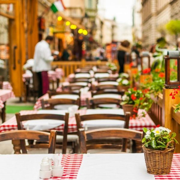 Barselona restoranları daha fazla kar elde etmek için ‘yalnız’ müşterileri reddediyor