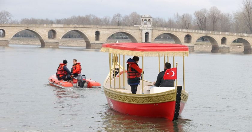 Meriç Nehri üzerinde kancalı teknelerle gezi yapılabilir.