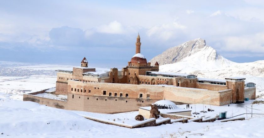 İshak Paşa’nın tarihi sarayı karla kaplandı