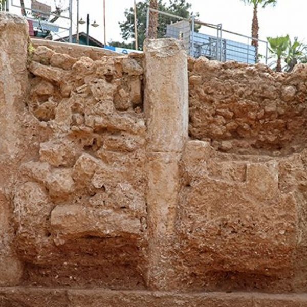 Antalya’da Hıdırlık Kulesi’nde yapılan kazılarda sütunlu yapı ortaya çıkarıldı.