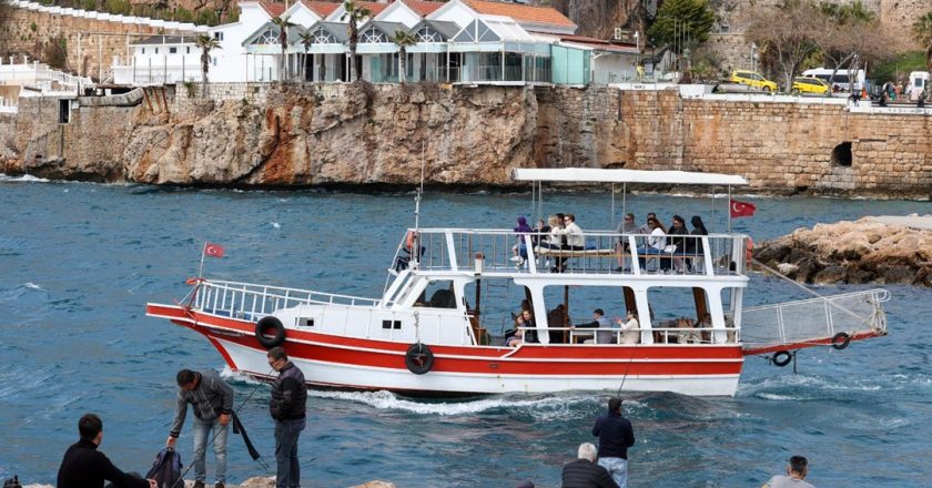Antalya’da turist tekneleri yaz sezonu için gün sayıyor