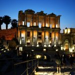 Efes Antik Kenti yenilenen aydınlatmasıyla ziyaretçilerini ağırlıyor