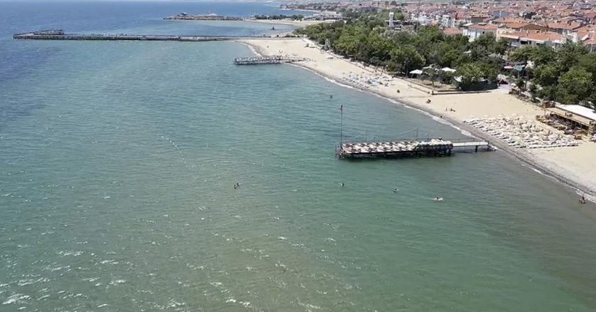 Tekirdağ’ın Şarköy ilçesindeki mavi bayraklı plajlar yerli ve yabancı turistleri ağırlıyor.