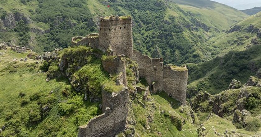 Ardahan’daki Şeytan Kalesi her mevsim ziyaretçilerini ağırlıyor