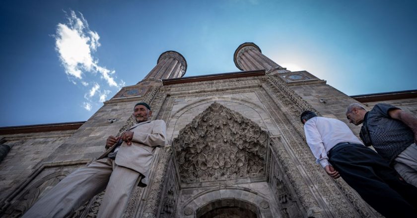 Antik kentin siluetiyle bütünleşen çift minareli Medrese, turistlerin ilgi odağı oluyor.