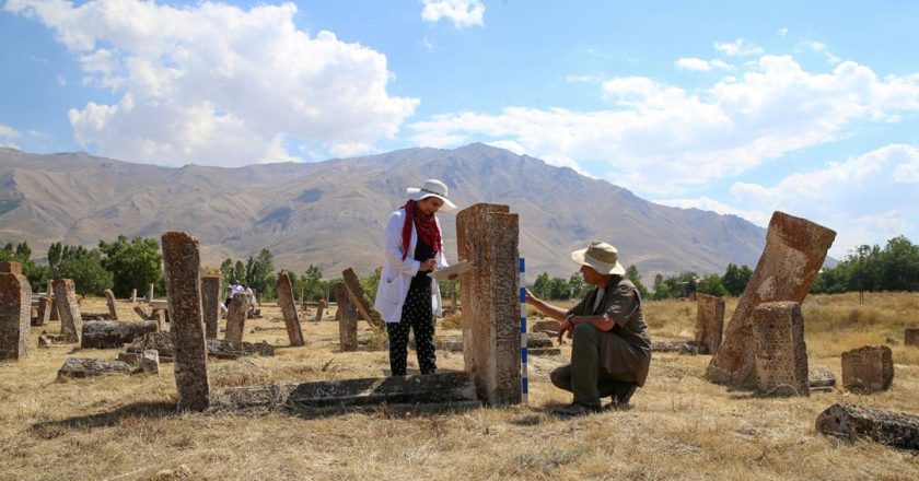 Van Gölü’nde bulunan Selçuklu mezar taşları ait oldukları yere taşındı