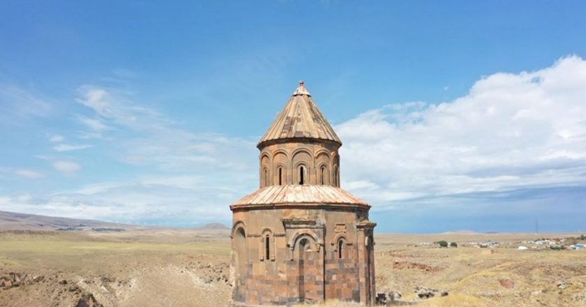 Ani Harabeleri’ndeki Abughamrents kilisesinin duvarlarındaki kirletici yazılar siliniyor