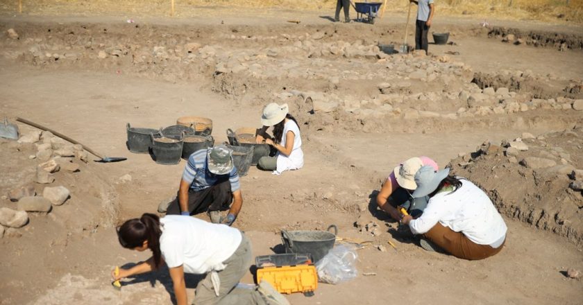 Domuztepe’de 7 bin 450 yıl öncesine ait 3 silo ve mühürler bulundu