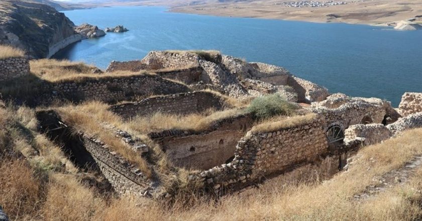 Hasankeyf’te yapılan kazılarda bin yıllık askeri yapının kalıntıları ortaya çıktı.