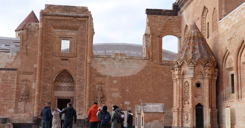 İshak Paşa Sarayı yarıyıl tatilinde çocukları ve velilerini ağırlıyor