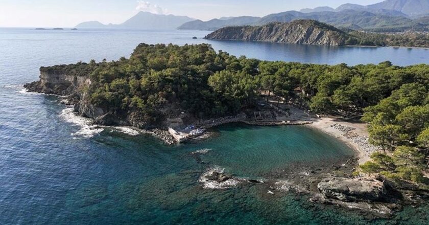 Phaselis Antik Kenti’nde yapılan kazılarda kutsal alan ve adak heykelleri bulundu.