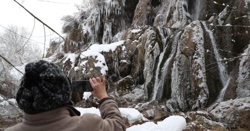 Erzincan’ın Girlevik şelalesinde buz sarkıtları oluştu