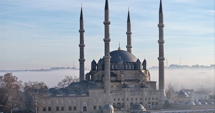 Ziyaretçiler Mimar Sinan’ın başyapıtı Selimiye Camii’ne akın ediyor