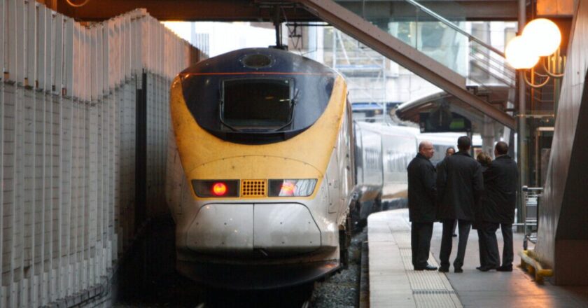 Fransa’da İkinci Dünya Savaşı’ndan kalma bombanın bulunmasının ardından Eurostar ve yerel tren seferleri aksadı