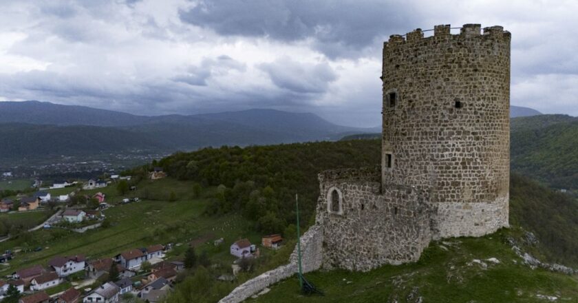 Bosna Hersek’teki Sokolac Kalesi  zamana direniyor