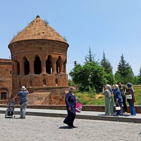 Açık hava müzesi Ahlat’ta bayram yoğunluğu