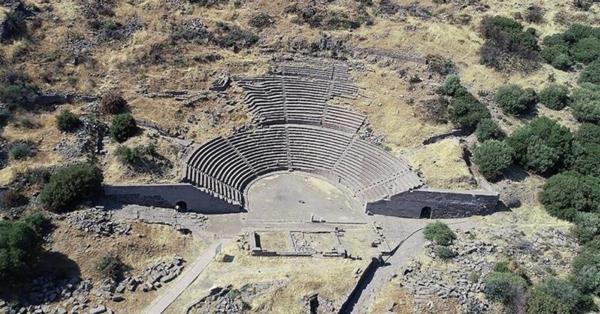 Assos Antik Kenti’ndeki 2 bin 200 yıllık tiyatro restore edilecek