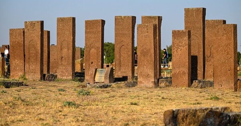 Selçuklu Meydan Mezarlığı’na ziyaretçi akını