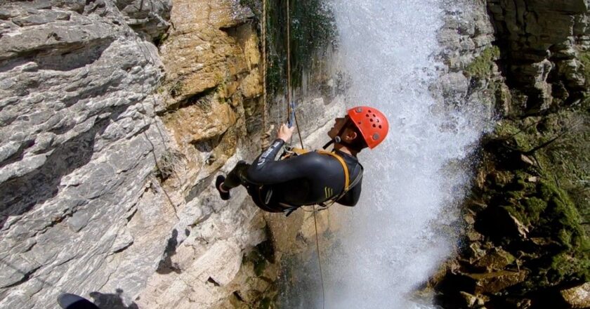 Gürcistan’ın benzersiz Okatse Kanyonu turistlerin ilgi odağı