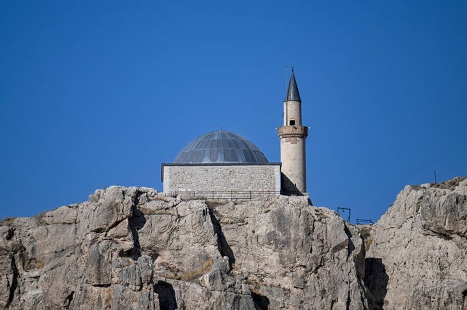 Van Kalesi'nin tepesindeki Süleyman Han Camii'ne yoğun ilgi - 2