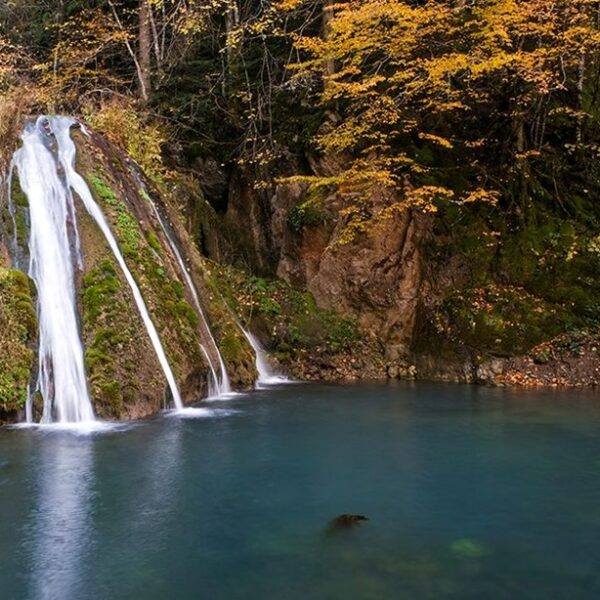 Saray Şelalesi’nde sonbahar güzelliği: Görsel şölen yaratıyor